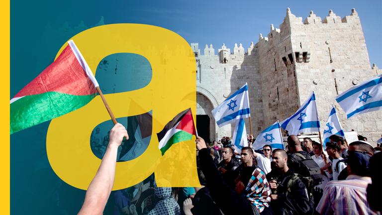 Israelis und Palästinenser mit Fahnen am Jerusalemtag vorm Damaskustor, Israel