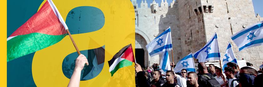 Israelis und Palästinenser mit Fahnen am Jerusalemtag vorm Damaskustor, Israel