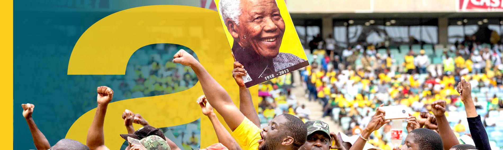 Südafrika: Menschenmenge, viele Menschen mit erhobenen Fäusten, einer hält Plakat mit Nelson Mandela hoch