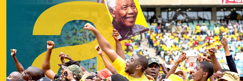 Südafrika: Menschenmenge, viele Menschen mit erhobenen Fäusten, einer hält Plakat mit Nelson Mandela hoch