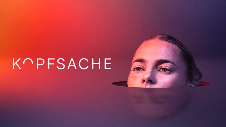 Auf einem grafisch gestalteten Farbverlauf schaut der Kopf von Fußball-Nationalspielerin Laura Freigang aus einem Loch