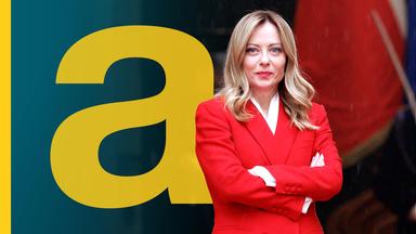 Giorgia Meloni in einem roten Blazer