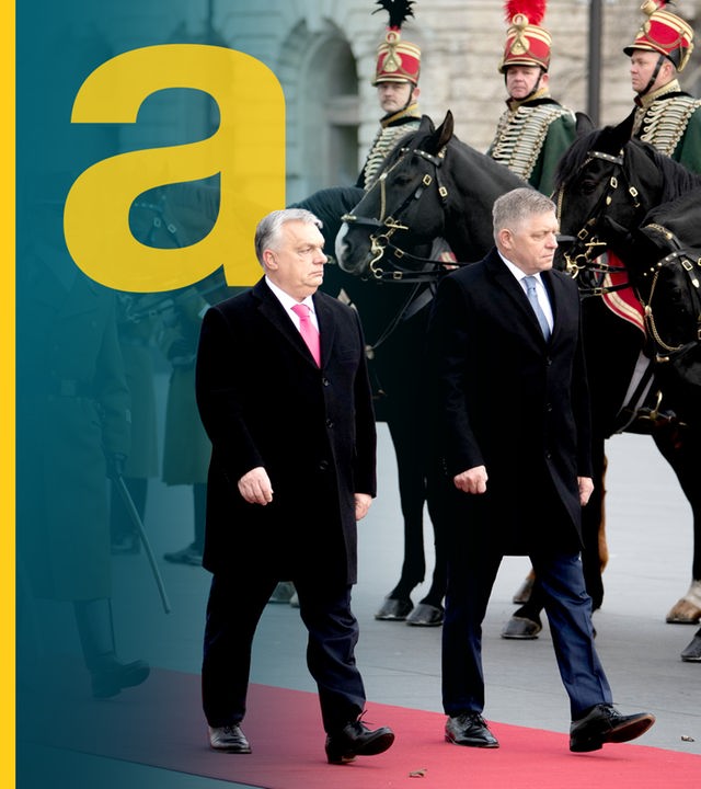 Soldaten auf Pferden zu Fuß. Politiker im Vordergrund mit großem auslandsjournal Logo