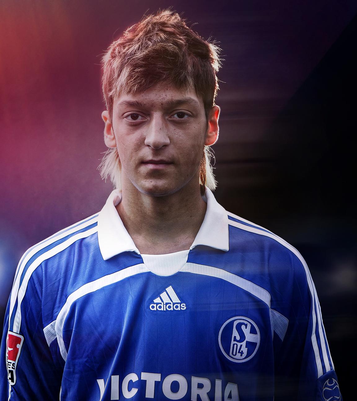 Mesut Özil in jungen Jahren, im Fußball-Trikot.