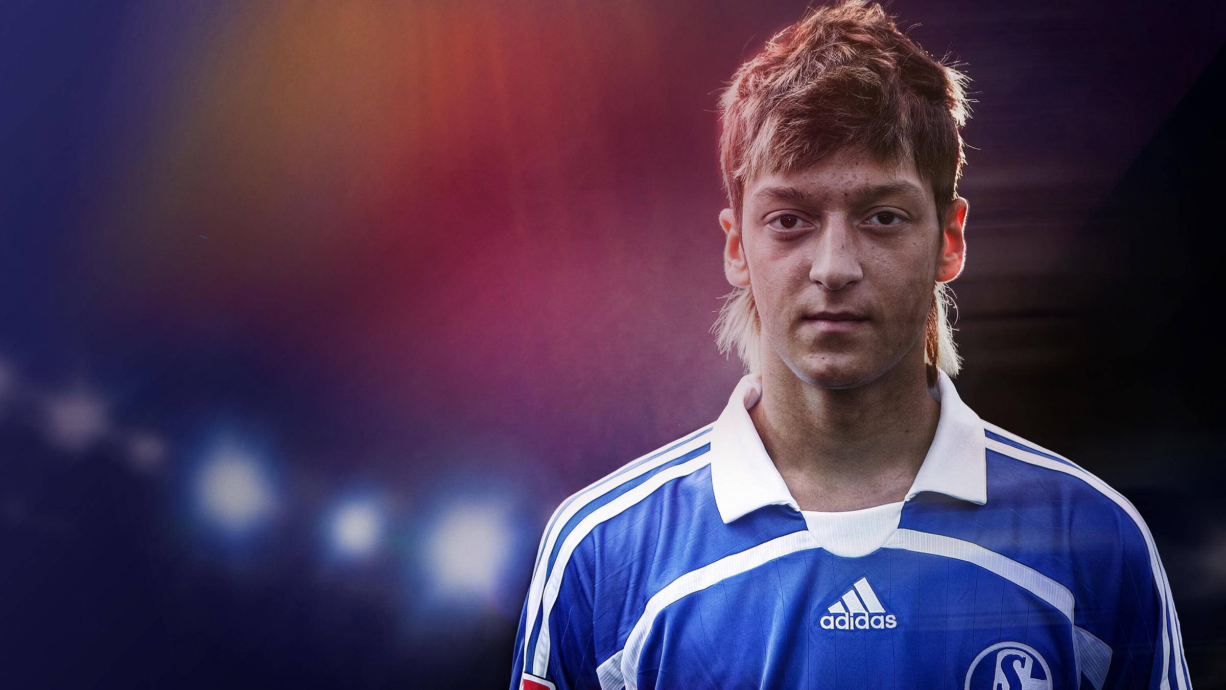 Mesut Özil in jungen Jahren, im Fußball-Trikot.