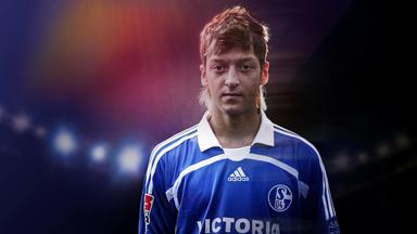 Mesut Özil in jungen Jahren, im Fußball-Trikot.
