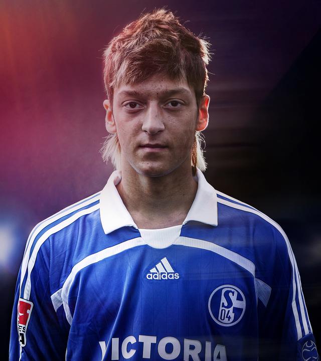 Mesut Özil in jungen Jahren, im Fußball-Trikot.