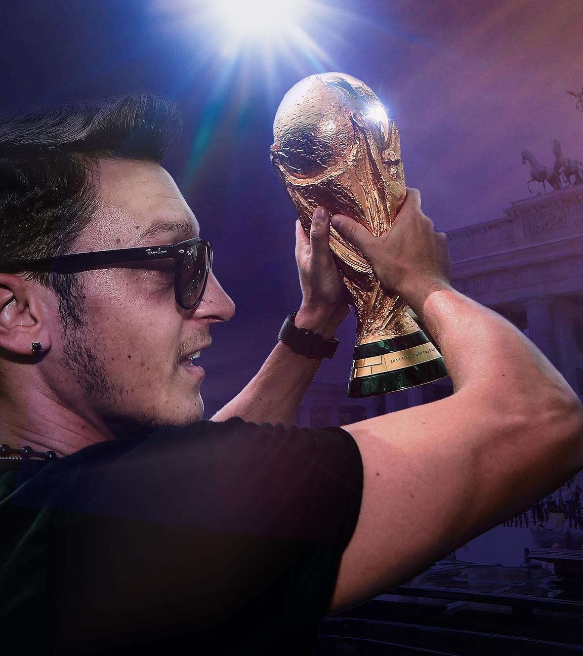 Collage: Mesut Özil hält einen Fußball-Pokal in die Höhe, rechts von ihm das Brandenburger Tor.