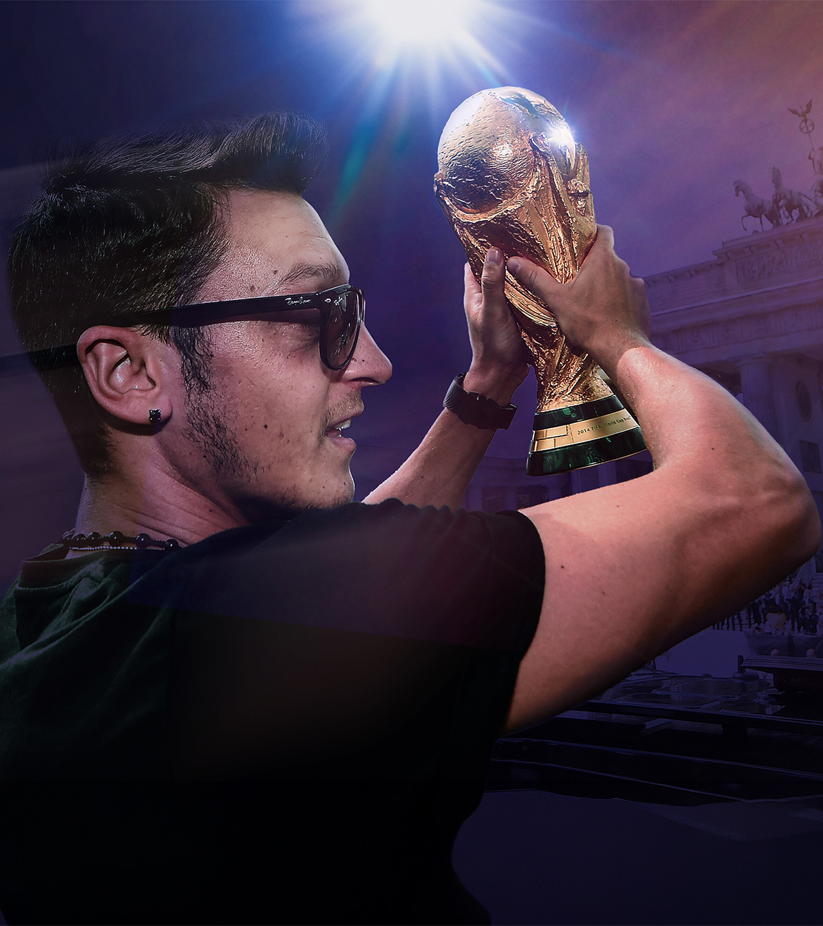 Collage: Mesut Özil hält einen Fußball-Pokal in die Höhe, rechts von ihm das Brandenburger Tor.