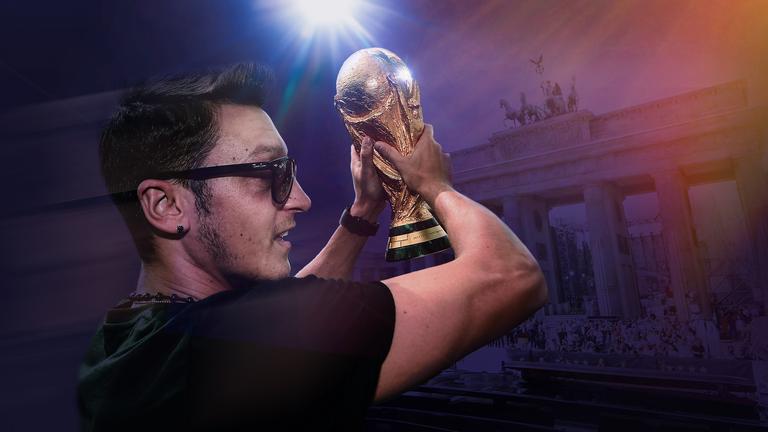 Collage: Mesut Özil hält einen Fußball-Pokal in die Höhe, rechts von ihm das Brandenburger Tor.
