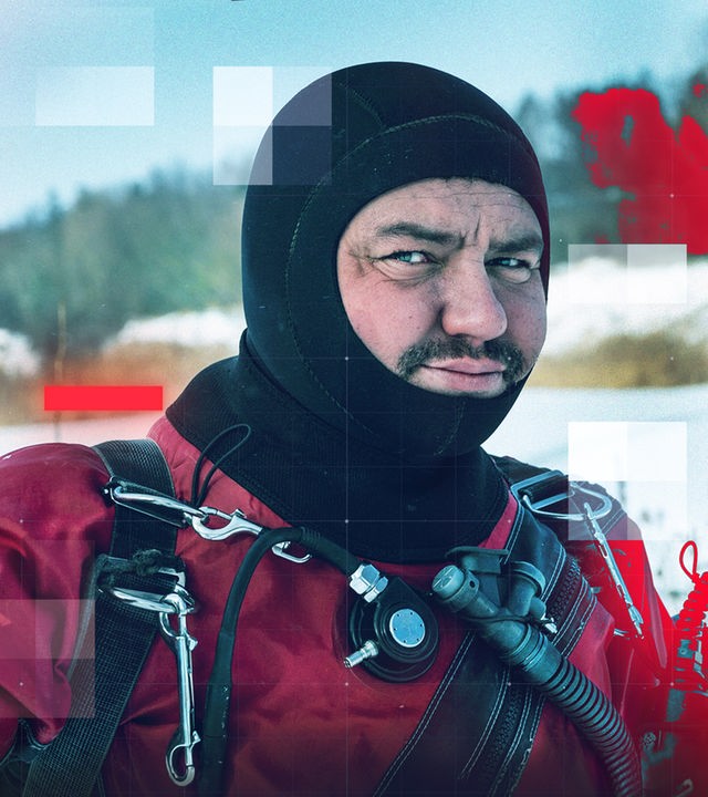 Der Taucher Wolodymyr Zhuravlev, einer der Tatverdächtigen bei der Nord-Stream-Sabotage, in roter Taucherausrüstung mit schwarzer Kopfhaube und orangefarbenen Handschuhen zeigt im Schnee zwei Finger als Victory-Zeichen. Über dem digital bearbeiteten Foto liegen rote und halbtransparente Akzente und feines grafisches Raster-Overlay gelegt, wodurch ein modernes, redaktionelles Erscheinungsbild entsteht.