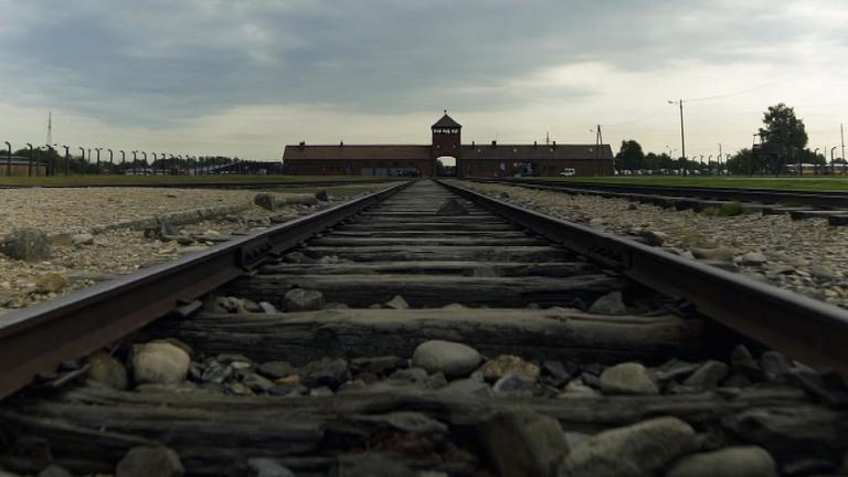 Auschwitz Birkenau  Gleise, die in den Tod führten.