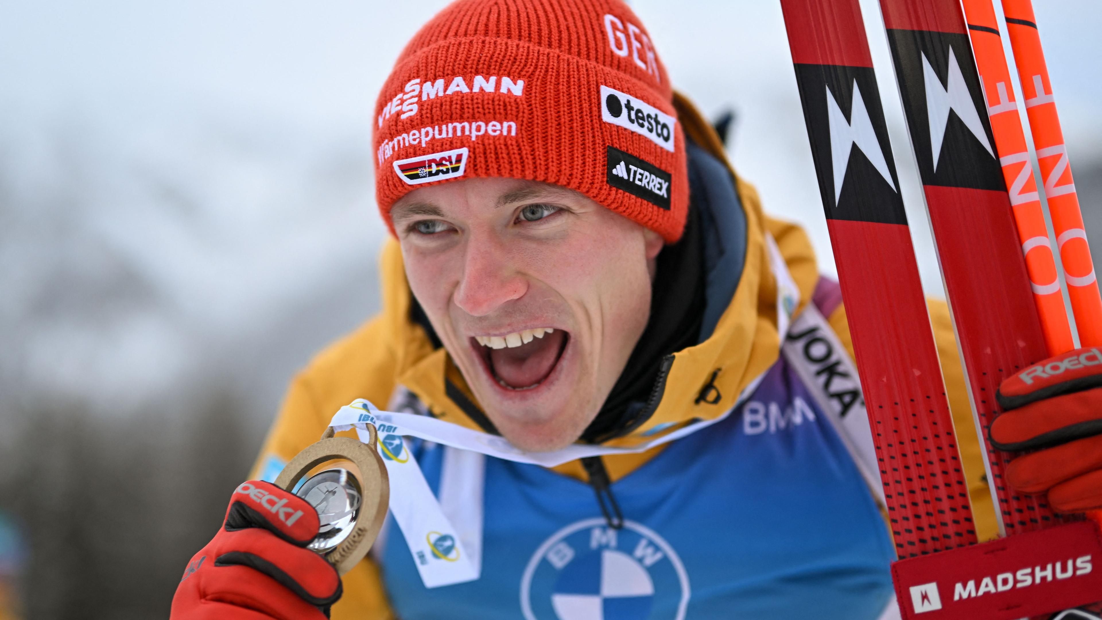Benedikt Doll zeigt seine Siegermedaille nach dem Biathlon-Sprint am 15. Dezember 2023 in Lenzerheide.