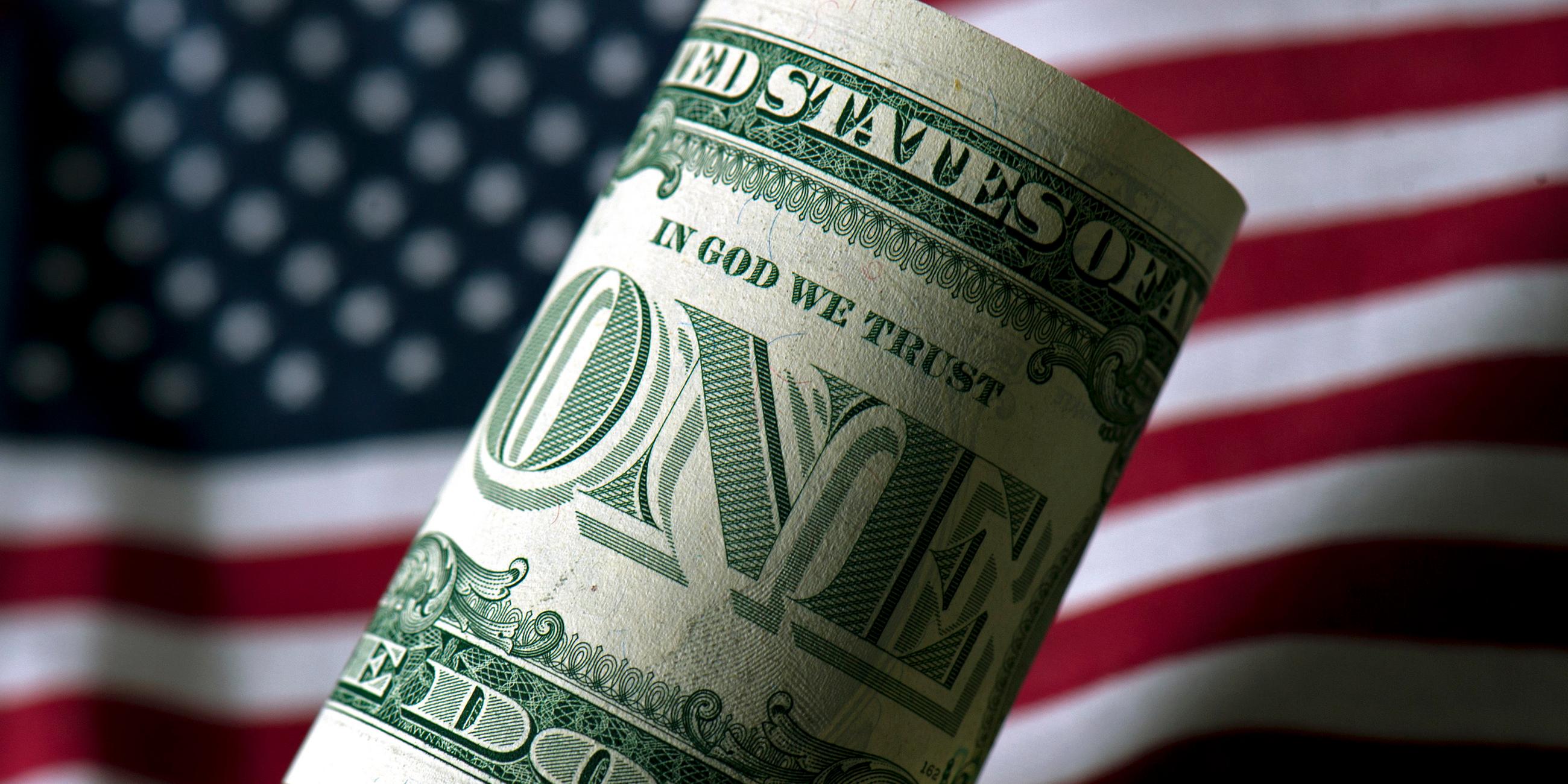 Dollar vor amerikanischer Fahne