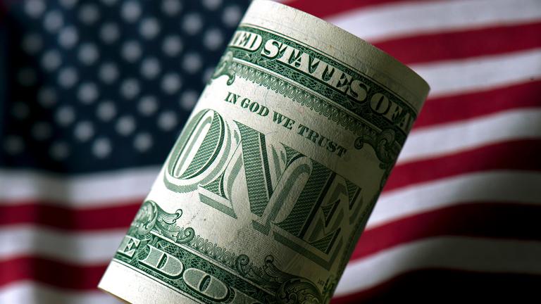 Dollar vor amerikanischer Fahne