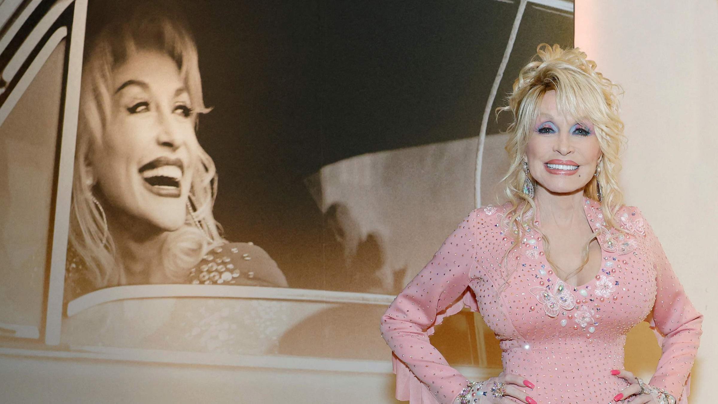 Nach dem Tod ihres Mannes ist Dolly Parton dankbar für ihren Job. Ihre Arbeit sei ein großer Segen. So falle sie nicht zusammen, sagte die 79-Jährige bei "Entertainment Tonight". (23.05.2025)
