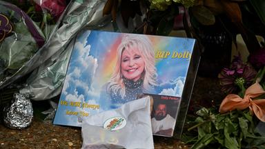 Blumen und Briefe sind vor Dolly Partons Haus in Tennessee ausgelegt.
