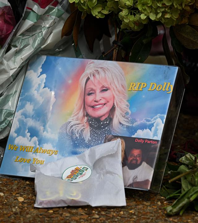 Blumen und Briefe sind vor Dolly Partons Haus in Tennessee ausgelegt.