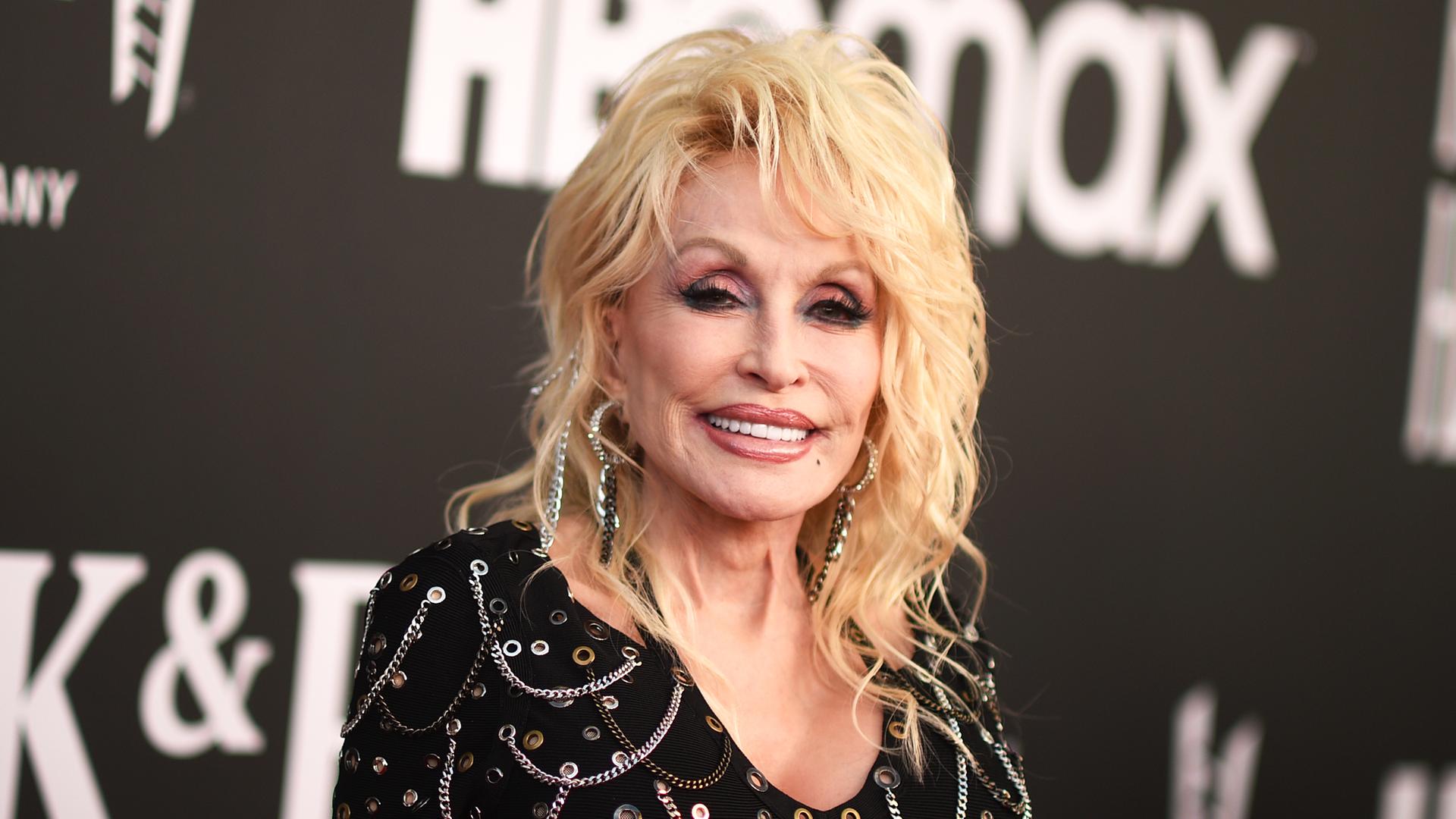 Dolly Parton bei einer öffentlichen Veranstaltung. 