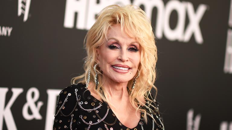 Dolly Parton bei einer öffentlichen Veranstaltung. 