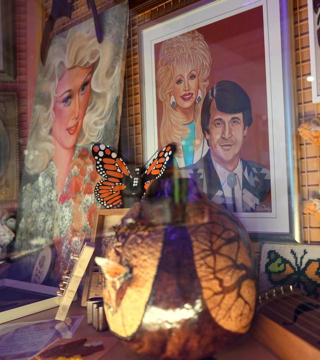 Auf dem Bild zu sehen ist: Portrait Bilder von Dolly Parton