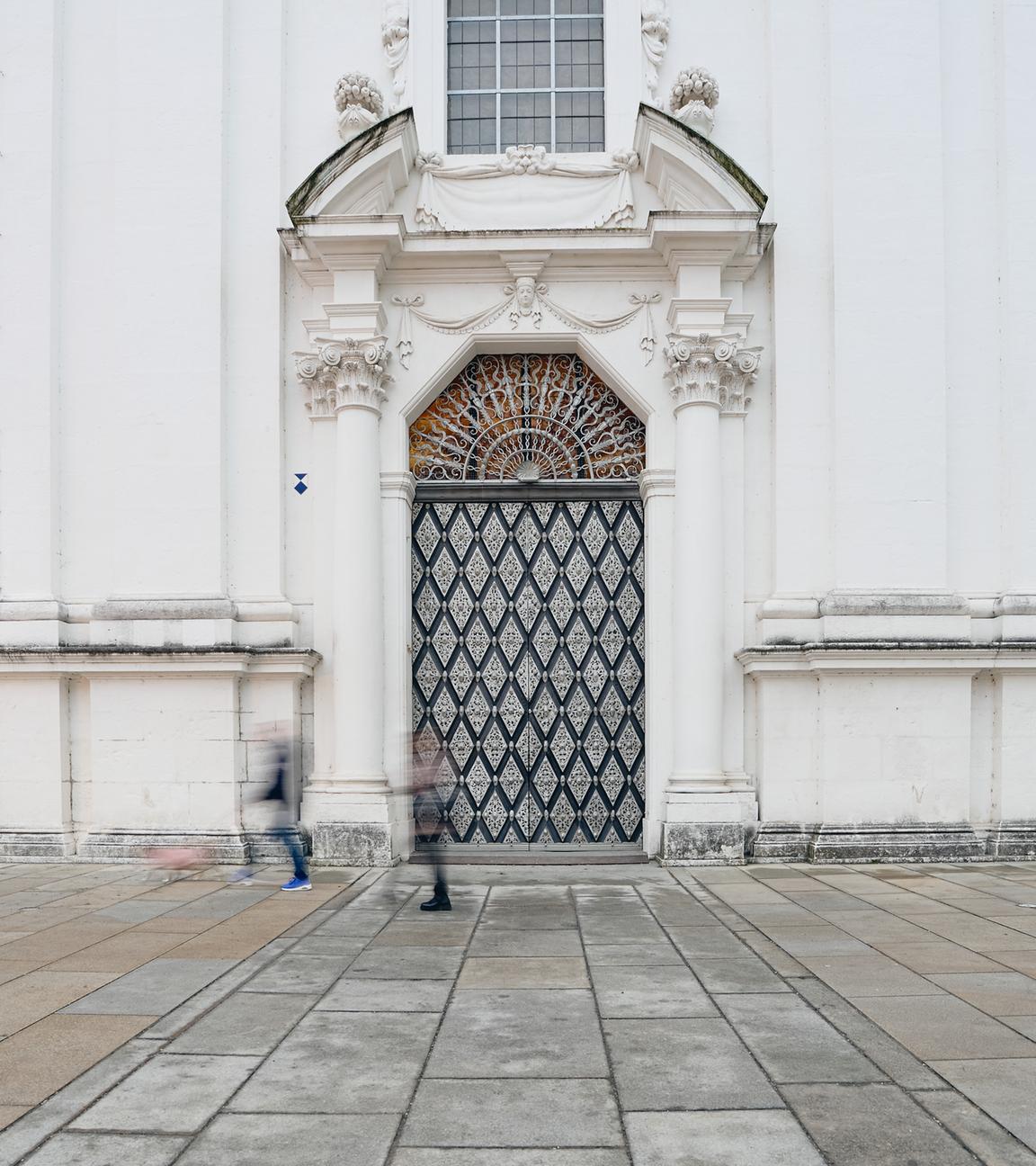 Eingangsbereich des Passauer Doms St. Stephan, vor der Veröffentlichung einer Studie der Universität Passau zu sexuellem Missbrauch im Bistum Passau von 1945 bis 2022, am 05.12.2025.