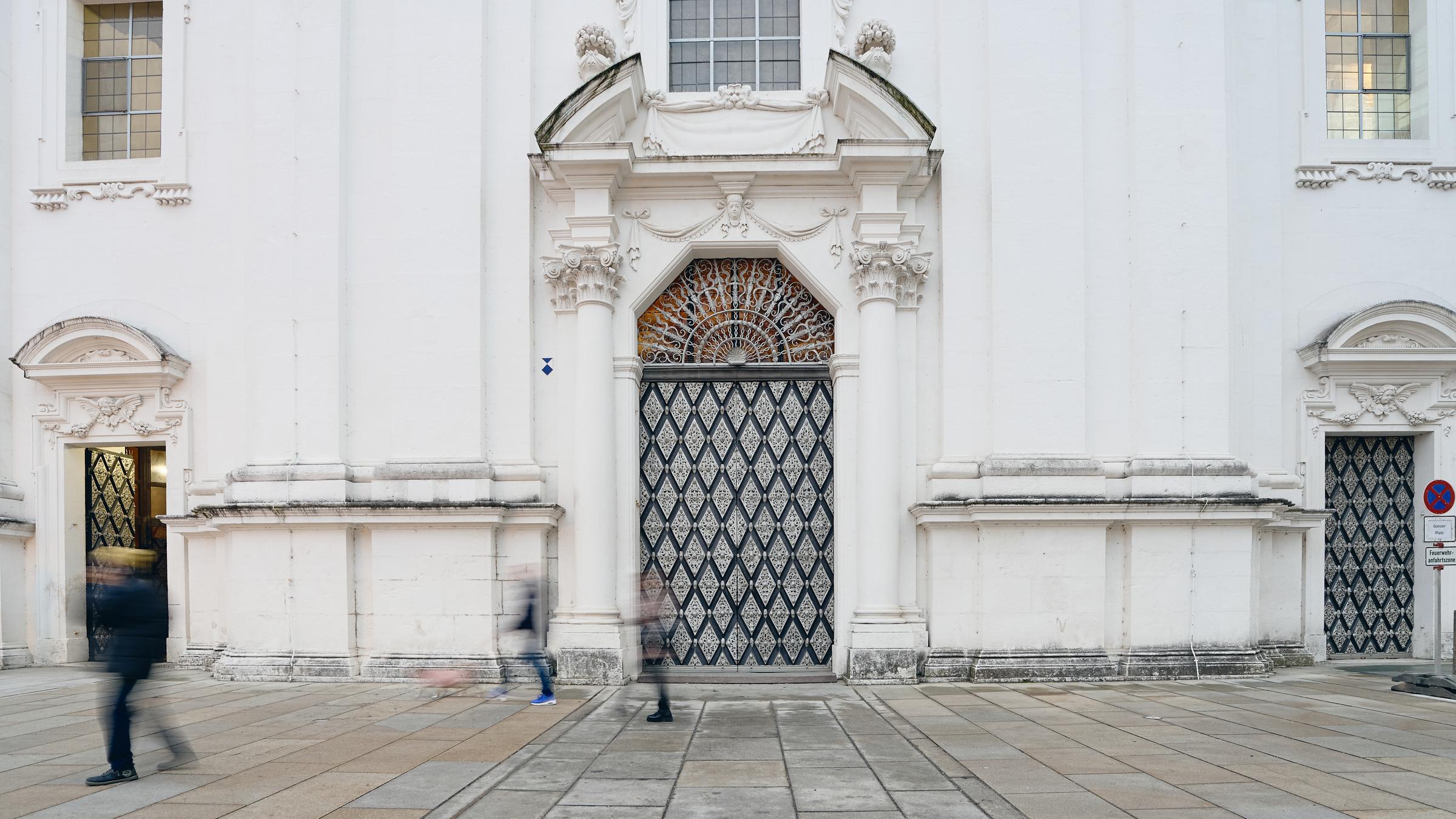 Eingangsbereich des Passauer Doms St. Stephan, vor der Veröffentlichung einer Studie der Universität Passau zu sexuellem Missbrauch im Bistum Passau von 1945 bis 2022, am 05.12.2025.