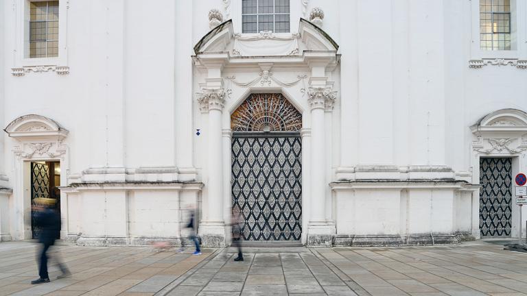 Eingangsbereich des Passauer Doms St. Stephan, vor der Veröffentlichung einer Studie der Universität Passau zu sexuellem Missbrauch im Bistum Passau von 1945 bis 2022, am 05.12.2025.