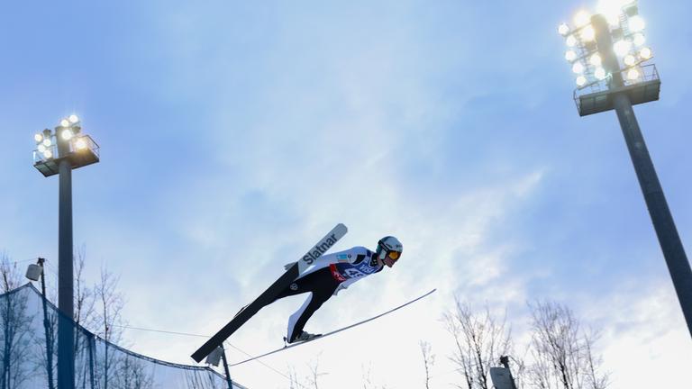 Domen Prevc (Slowenien) ist in Aktion. 