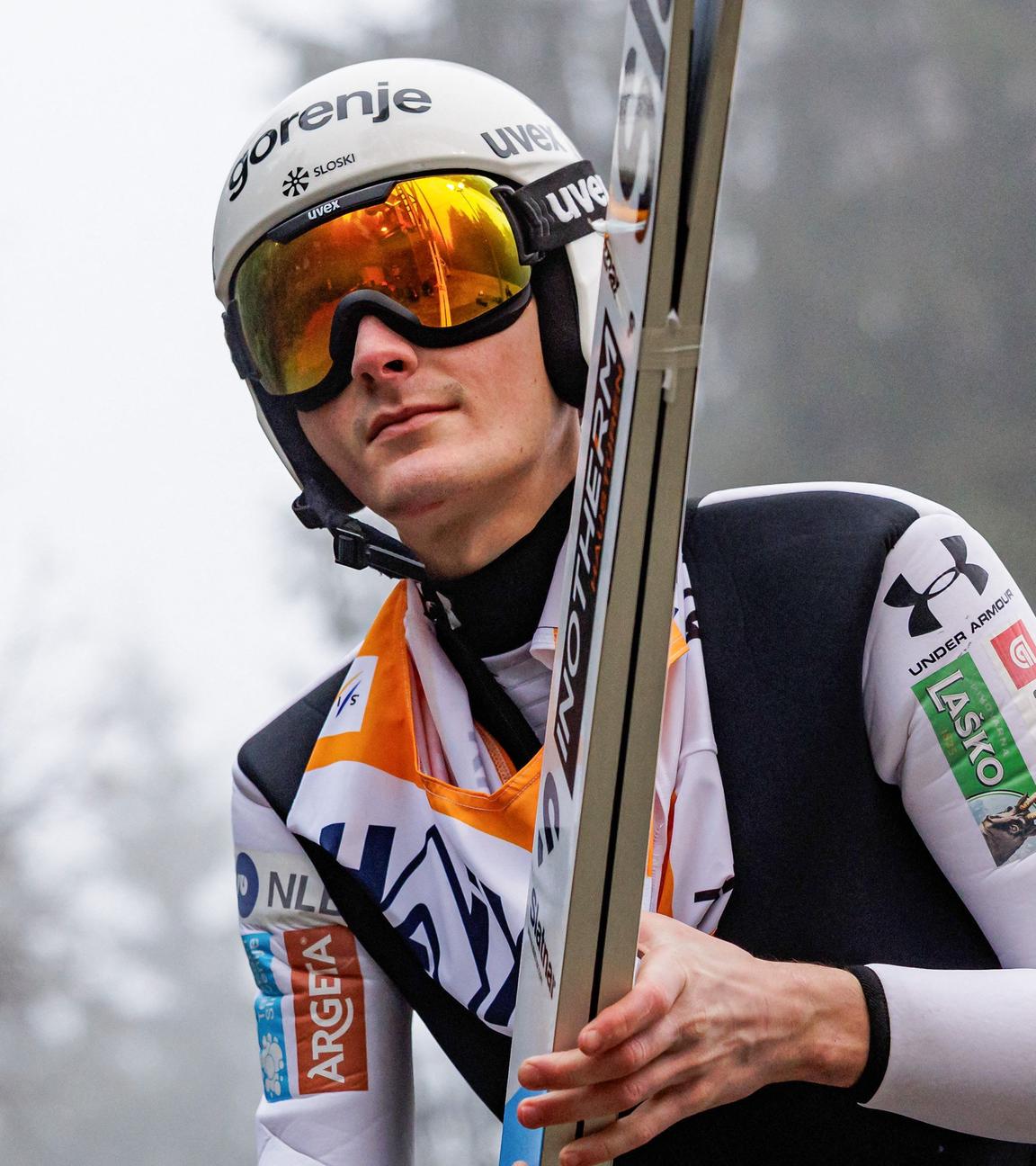Domen Prevc trägt seine Skier in der Qualifikation zum Wettbewerb in Klingenthal
