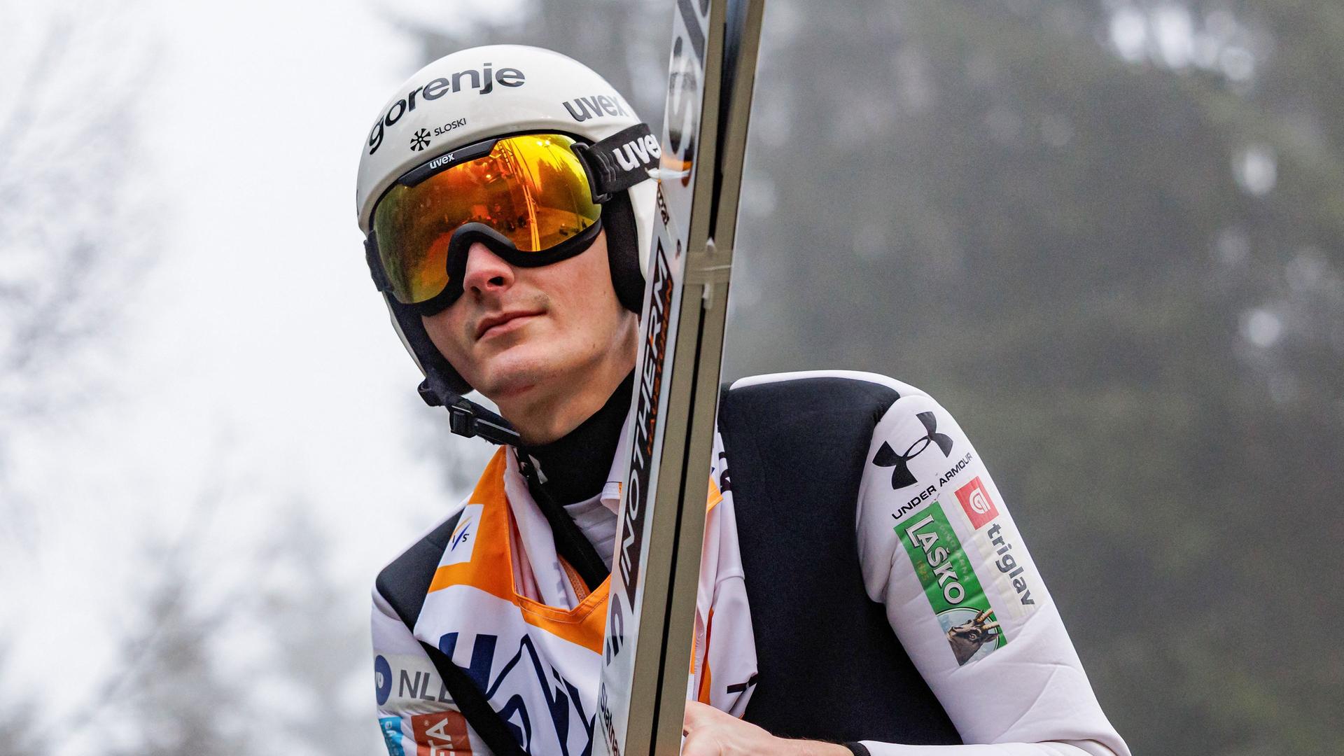 Domen Prevc trägt seine Skier in der Qualifikation zum Wettbewerb in Klingenthal