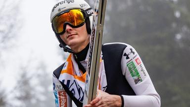 Domen Prevc trägt seine Skier in der Qualifikation zum Wettbewerb in Klingenthal