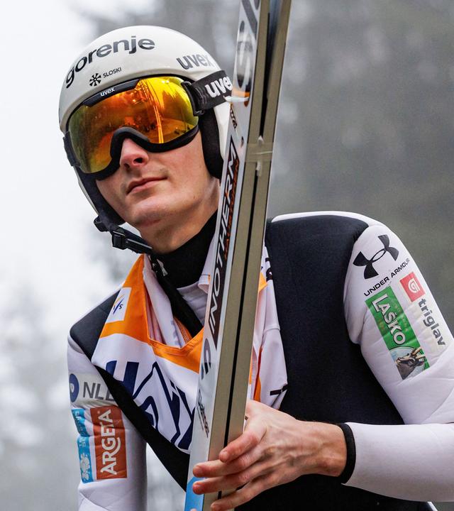 Domen Prevc trägt seine Skier in der Qualifikation zum Wettbewerb in Klingenthal