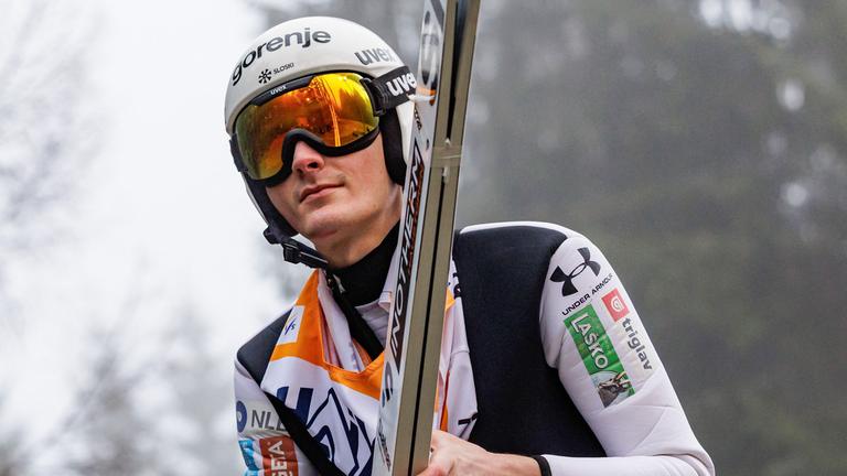 Domen Prevc trägt seine Skier in der Qualifikation zum Wettbewerb in Klingenthal