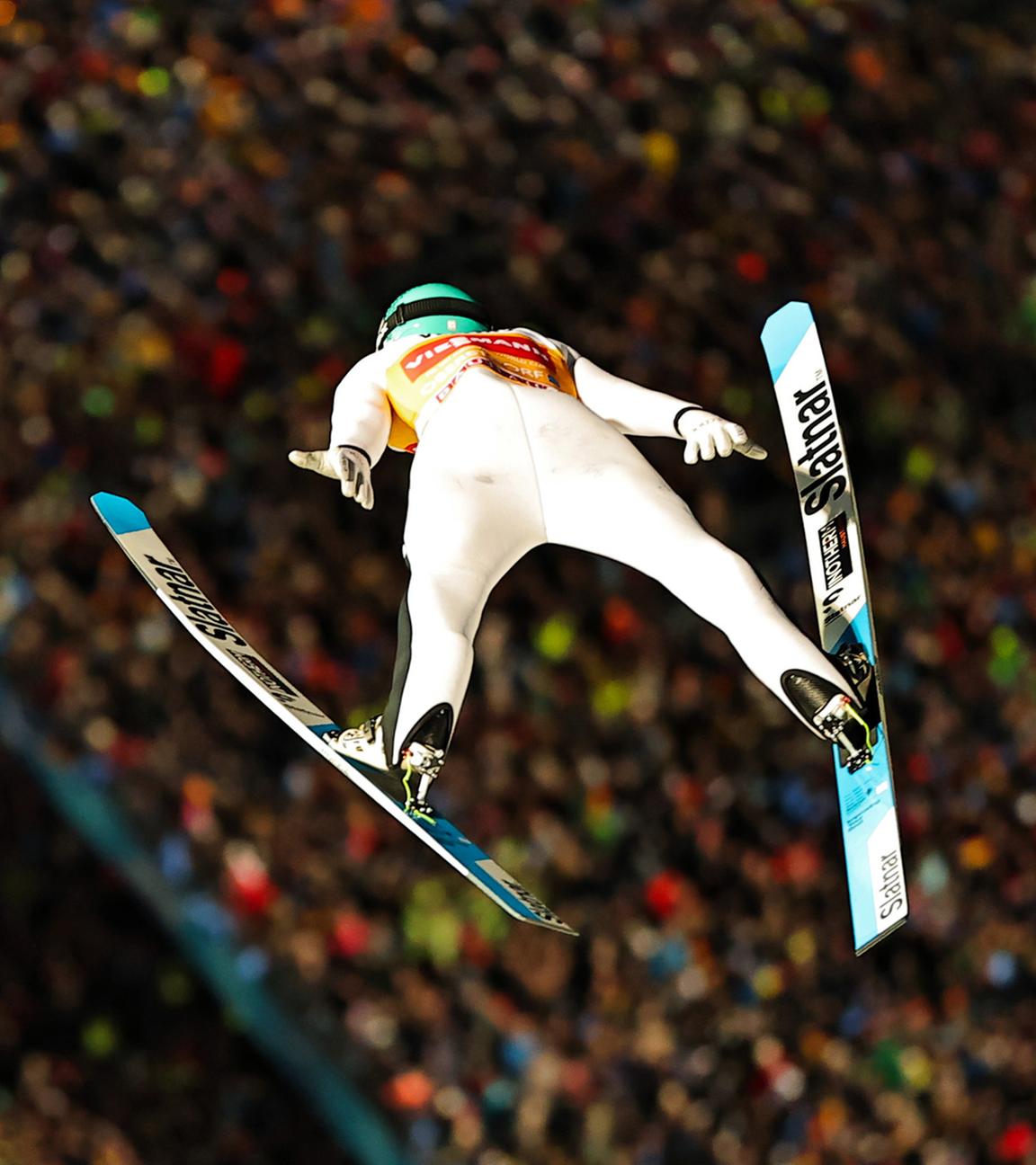 Domen Prevc (Slowenien) im Sprung beim ersten Durchgang des Weltcup-Skispringens auf der Großschanze der Vierschanzentournee in Oberstdorf, Bayern, am 29.12.2025.