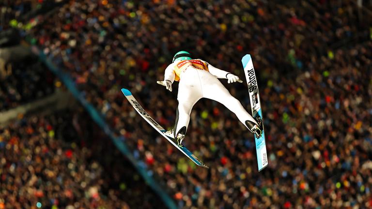 Domen Prevc (Slowenien) im Sprung beim ersten Durchgang des Weltcup-Skispringens auf der Großschanze der Vierschanzentournee in Oberstdorf, Bayern, am 29.12.2025.
