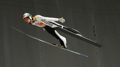 Domen Prevc (Slowenien) fliegt beim ersten Sprung der ersten Station der Vierschanzentournee am 29. Dezember 2025 in Oberstdorf, Deutschland.