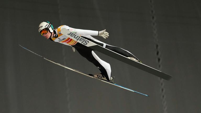 Domen Prevc (Slowenien) fliegt beim ersten Sprung der ersten Station der Vierschanzentournee am 29. Dezember 2025 in Oberstdorf, Deutschland.