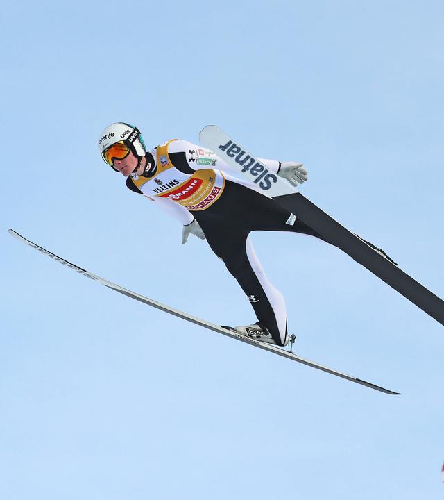 Der slowenische Skispringer Domen Prevc befindet sich im Flug nach seinem Absprung beri der 74. Internationale Vierschanzentournee in Garmisch-Partenkirchen