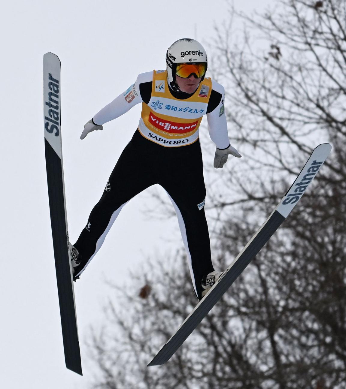 Der slowenische Skispringer Domen Prevc befindet sich im Absprung beim FIS Ski Jumping World Cup in Sapporo