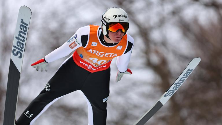 Skispringer Domen Prevc in Aktion bei den FIS Skifliegen-Weltmeisterschaften am 23.01.2026 in Oberstdorf.