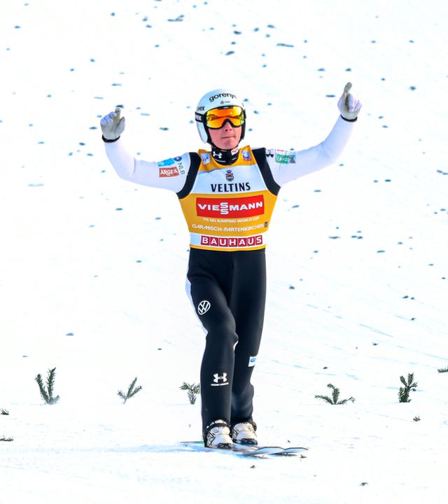 Der slowenische Skispringer Domen Prevc jubelt nach seiner Landung bei der 74. Internationalen Vierschanzentournee in Garmisch-Partenkirchen