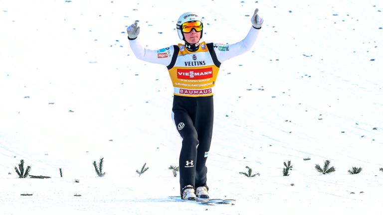 Der slowenische Skispringer Domen Prevc jubelt nach seiner Landung bei der 74. Internationalen Vierschanzentournee in Garmisch-Partenkirchen