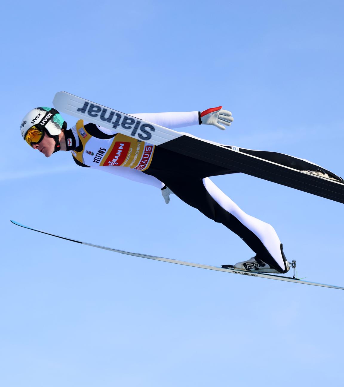 Der slowenische Skispringer Domen Prevc befindet sich im Flug nach seinem Absprung beri der 74. Internationale Vierschanzentournee in Garmisch-Partenkirchen
