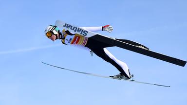 Der slowenische Skispringer Domen Prevc befindet sich im Flug nach seinem Absprung beri der 74. Internationale Vierschanzentournee in Garmisch-Partenkirchen