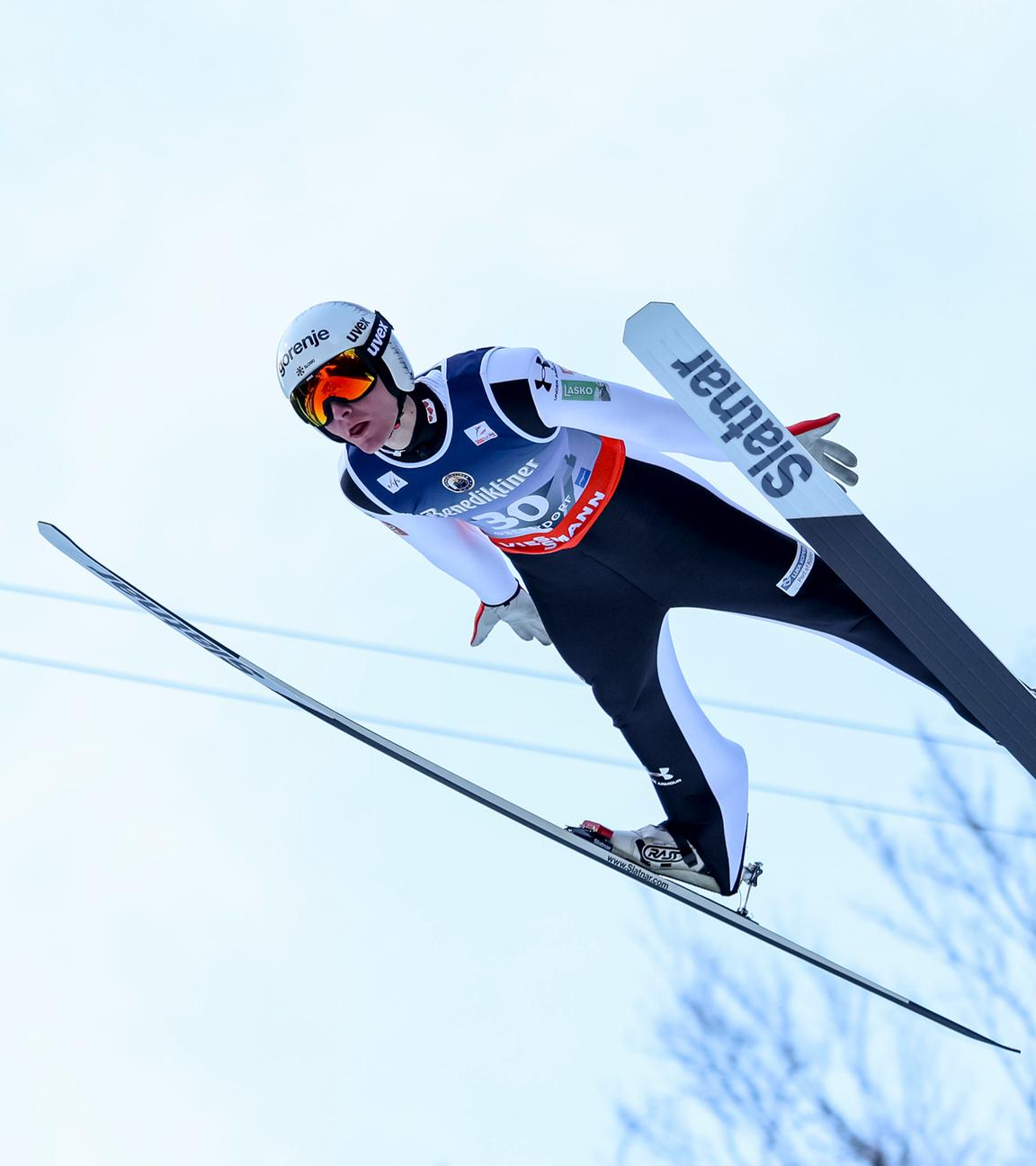 Domen Prevc (Slowenien) ist in Aktion. 