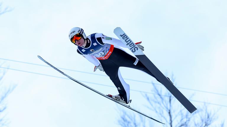 Domen Prevc (Slowenien) ist in Aktion. 