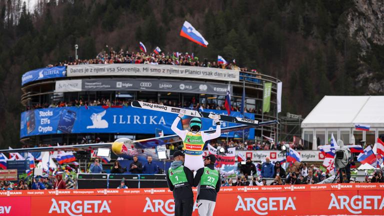 Domen Prevc, Anze Lanisek und Rok Oblak feiern bei dem FIS Skisprung-Weltcup 2025/26 am 29.03.2026 in Planica, Slowenien. 