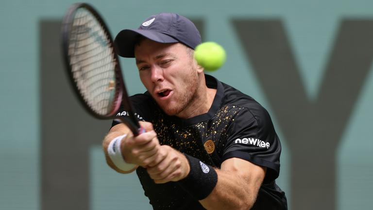 Dominik Koepfer spielt eine Rückhand.