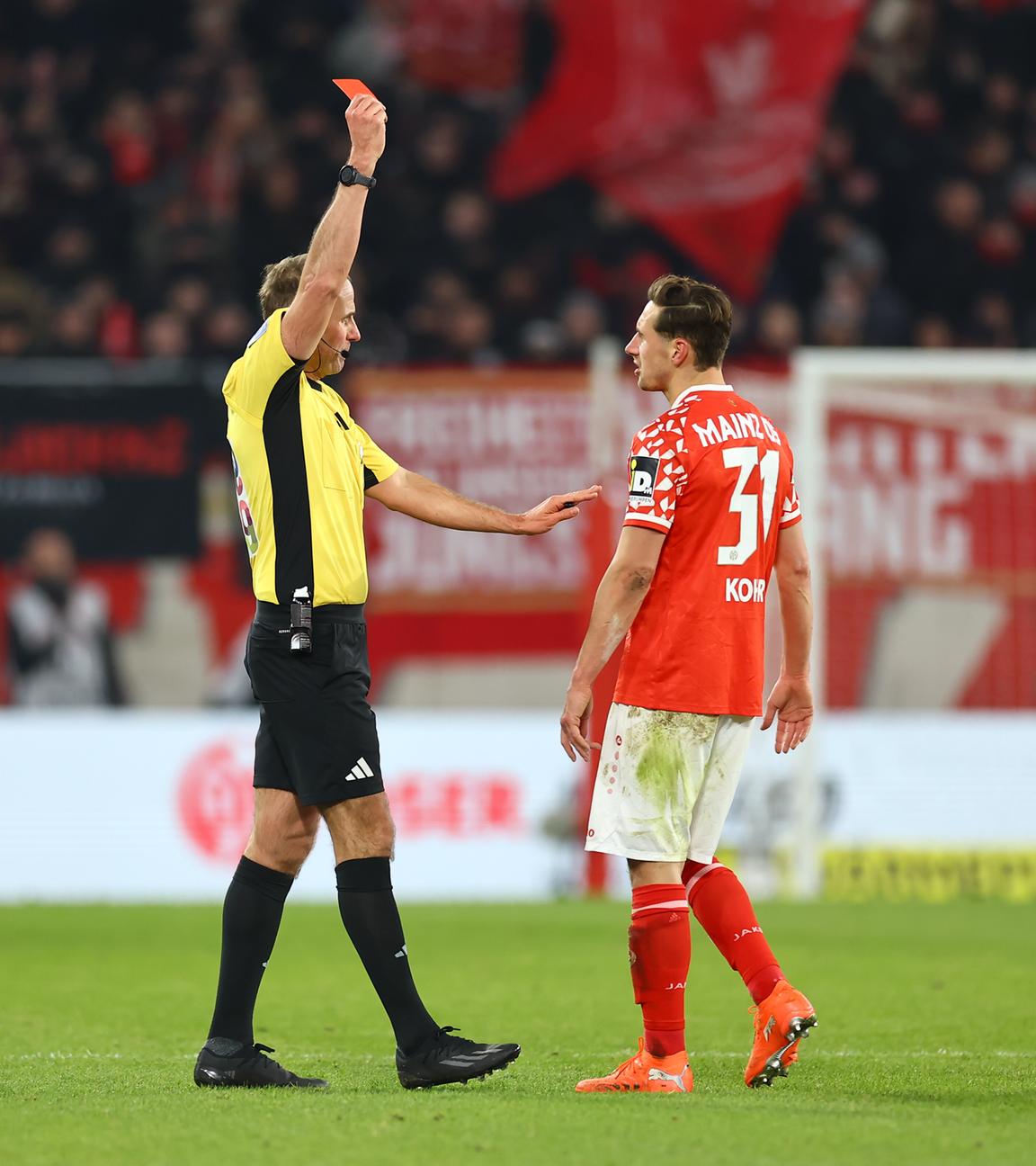 Bundesliga, 1. FSV Mainz 05 - TSG 1899 Hoffenheim: Schiedsrichter Sascha Stegemann zeigt Dominik Kohr (FSV Mainz 05) die Rote Karte.